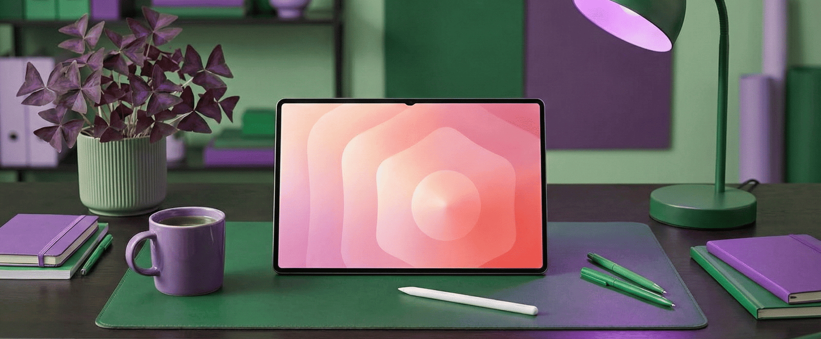 Samsung Galaxy Tab S11 Ultra sobre escritorio de trabajo con accesorios, mostrando pantalla de 14.6 pulgadas y S Pen incluido